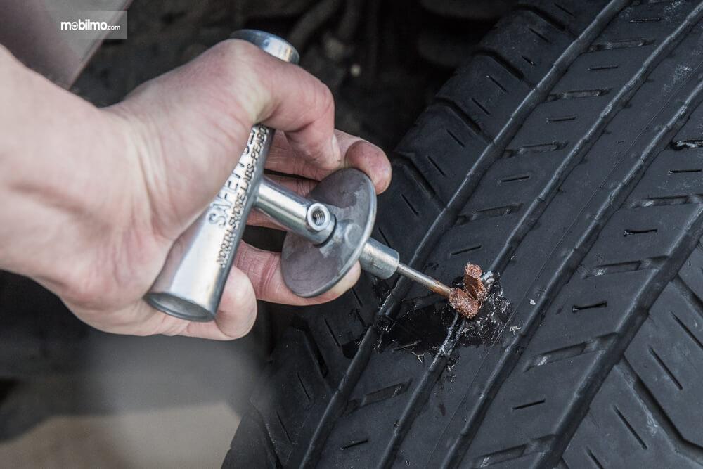 Panduan Singkat Cara Menambal Ban Mobil Tubeless