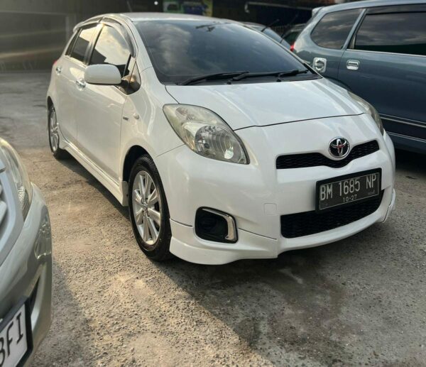 Mobil Yrais E 2012 Manual Bekas Pekanbaru